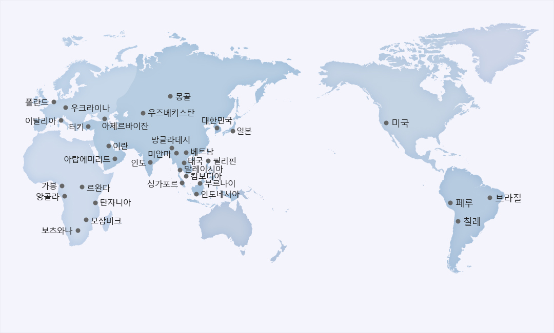 kt가 진출한 국가들(폴란드,이탈리아,우크라이나,터키,아제르바이잔,이란,아랍에미리트,인도,가봉,르완다,앙골라,탄자니아,모잠비크,보츠와나,미얀마,방글라데시,베트남,태국,말레이시아,캄보디아,부르나이,인도네시아,필리핀,일본,대한민국,우즈베키스탄,몽골,미국,페루,칠레,브라질)을 표현한 지도.