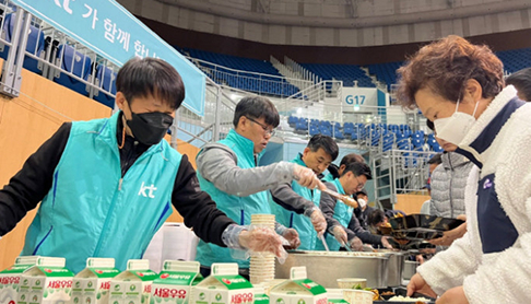 kt가 함께 합니다. kt 봉사단원이 배식을 하는 장면